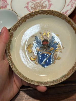 Une paire d'assiettes monogrammées en porcelaine de Chine en émaux rose et une paire de tasses et soucoupes armoriées, Yongzheng/Qianlong — photo 21