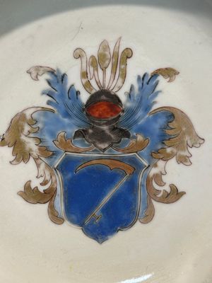 Une paire d'assiettes monogrammées en porcelaine de Chine en émaux rose et une paire de tasses et soucoupes armoriées, Yongzheng/Qianlong — photo 22