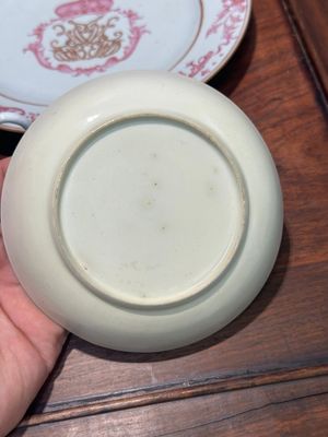 Une paire d'assiettes monogrammées en porcelaine de Chine en émaux rose et une paire de tasses et soucoupes armoriées, Yongzheng/Qianlong — photo 23