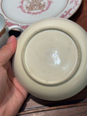 Une paire d'assiettes monogrammées en porcelaine de Chine en émaux rose et une paire de tasses et soucoupes armoriées, Yongzheng/Qianlong — photo 24