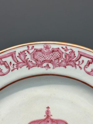 Une paire d'assiettes monogrammées en porcelaine de Chine en émaux rose et une paire de tasses et soucoupes armoriées, Yongzheng/Qianlong — photo 29