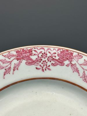 Une paire d'assiettes monogrammées en porcelaine de Chine en émaux rose et une paire de tasses et soucoupes armoriées, Yongzheng/Qianlong — photo 30