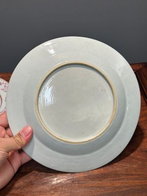 Une paire d'assiettes monogrammées en porcelaine de Chine en émaux rose et une paire de tasses et soucoupes armoriées, Yongzheng/Qianlong — photo 31