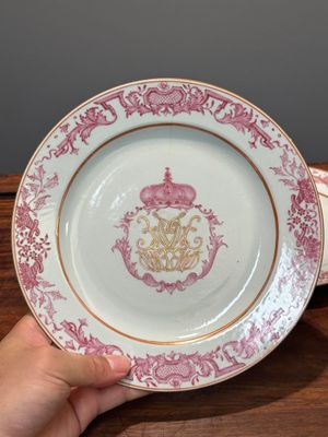 Une paire d'assiettes monogrammées en porcelaine de Chine en émaux rose et une paire de tasses et soucoupes armoriées, Yongzheng/Qianlong — photo 35