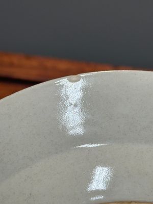 Une paire d'assiettes monogrammées en porcelaine de Chine en émaux rose et une paire de tasses et soucoupes armoriées, Yongzheng/Qianlong — photo 38
