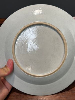 Une paire d'assiettes monogrammées en porcelaine de Chine en émaux rose et une paire de tasses et soucoupes armoriées, Yongzheng/Qianlong — photo 39