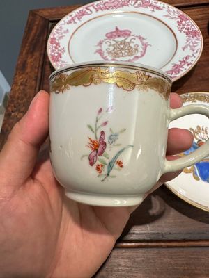Une paire d'assiettes monogrammées en porcelaine de Chine en émaux rose et une paire de tasses et soucoupes armoriées, Yongzheng/Qianlong — photo 5