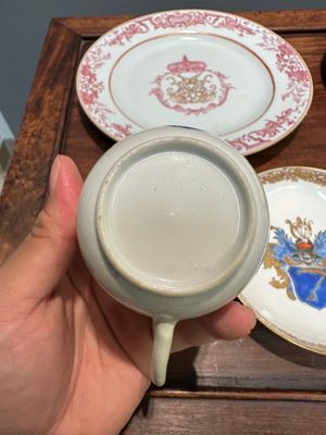 Une paire d'assiettes monogrammées en porcelaine de Chine en émaux rose et une paire de tasses et soucoupes armoriées, Yongzheng/Qianlong — photo 6