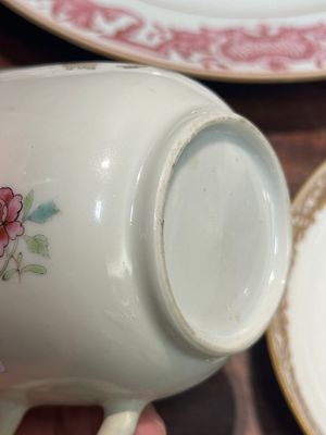 Une paire d'assiettes monogrammées en porcelaine de Chine en émaux rose et une paire de tasses et soucoupes armoriées, Yongzheng/Qianlong — photo 7