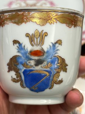 Une paire d'assiettes monogrammées en porcelaine de Chine en émaux rose et une paire de tasses et soucoupes armoriées, Yongzheng/Qianlong — photo 8