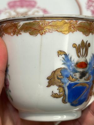 Une paire d'assiettes monogrammées en porcelaine de Chine en émaux rose et une paire de tasses et soucoupes armoriées, Yongzheng/Qianlong — photo 9