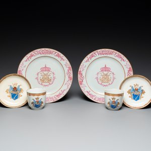 Une paire d'assiettes monogrammées en porcelaine de Chine en émaux rose et une paire de tasses et soucoupes armoriées, Yongzheng/Qianlong — photo 1