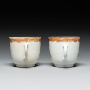 Une paire d'assiettes monogrammées en porcelaine de Chine en émaux rose et une paire de tasses et soucoupes armoriées, Yongzheng/Qianlong — photo 5