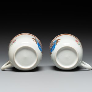 Une paire d'assiettes monogrammées en porcelaine de Chine en émaux rose et une paire de tasses et soucoupes armoriées, Yongzheng/Qianlong — photo 9