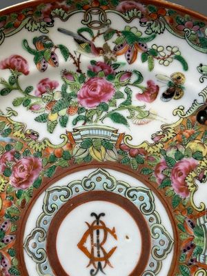 Une paire d'assiettes monogrammées en porcelaine de Chine famille rose de Canton et un grand plateau '100 papillons', 19ème — photo 11