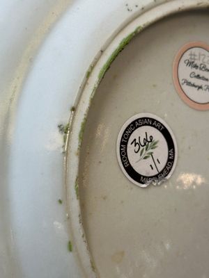Une paire d'assiettes monogrammées en porcelaine de Chine famille rose de Canton et un grand plateau '100 papillons', 19ème — photo 13