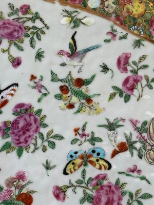 Une paire d'assiettes monogrammées en porcelaine de Chine famille rose de Canton et un grand plateau '100 papillons', 19ème — photo 16