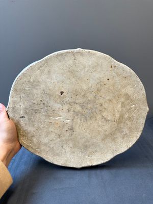 Une paire d'assiettes monogrammées en porcelaine de Chine famille rose de Canton et un grand plateau '100 papillons', 19ème — photo 19