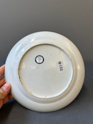 Une paire d'assiettes monogrammées en porcelaine de Chine famille rose de Canton et un grand plateau '100 papillons', 19ème — photo 6