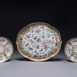 Une paire d'assiettes monogrammées en porcelaine de Chine famille rose de Canton et un grand plateau '100 papillons', 19ème — photo 1