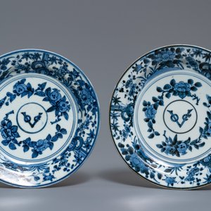 Une paire d'assiettes monogrammées 'VOC' en porcelaine Arita en bleu et blanc, Japon, Edo, 17ème — photo 1
