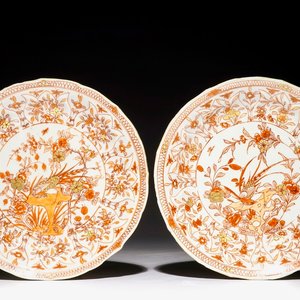 Une paire d'assiettes moulées en porcelaine de Chine rouge de fer et doré, Kangxi — photo 1