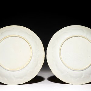 Une paire d'assiettes moulées en porcelaine de Chine rouge de fer et doré, Kangxi — photo 2