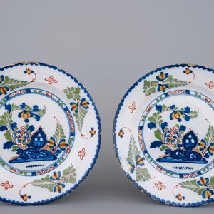 Une paire d'assiettes polychromes en Delftware anglais, Londres, 18ème siècle — photo 1