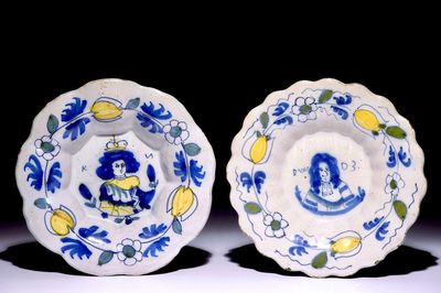 Une paire d'assiettes polylobées en faïence de Delft polychrome aux portraits de Guillaume et Marie, 17ème