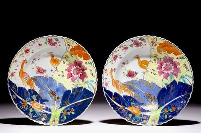 Une paire d'assiettes profondes en porcelaine de Chine à décor pseudo feuille de tabac, Qianlong