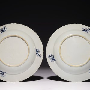 Une paire d'assiettes profondes en porcelaine de Chine à décor pseudo feuille de tabac, Qianlong — photo 2