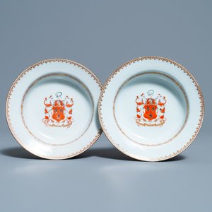 Une paire d'assiettes profondes en porcelaine de Chine armoriée aux armes de Ross of Balnagowan pour le marché écossais, Qianlong — photo 1