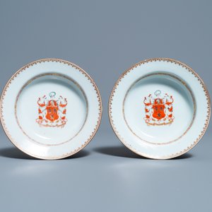 Une paire d'assiettes profondes en porcelaine de Chine armoriée aux armes de Ross of Balnagowan pour le marché écossais, Qianlong — photo 2
