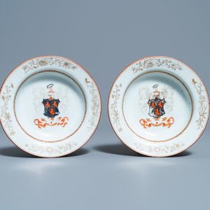 Une paire d'assiettes profondes en porcelaine de Chine armoriée aux armes de Ross of Balnagowan pour le marché écossais, Qianlong — photo 2