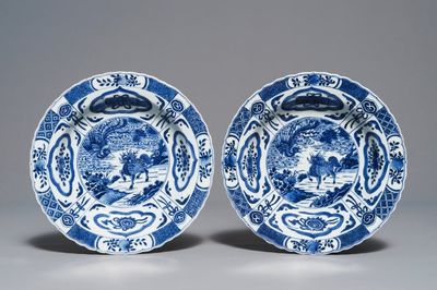 Une paire d'assiettes profondes en porcelaine de Chine bleu et blanc, 18/19ème