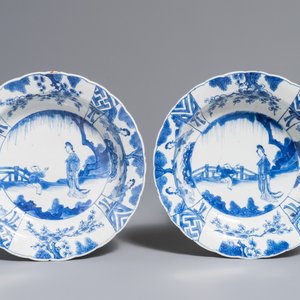 Une paire d'assiettes profondes en porcelaine de Chine bleu et blanc, Kangxi — photo 1