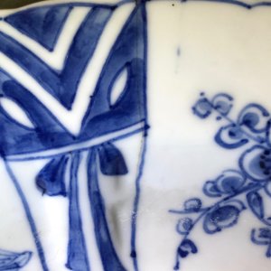 Une paire d'assiettes profondes en porcelaine de Chine bleu et blanc, Kangxi — photo 12