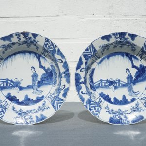 Une paire d'assiettes profondes en porcelaine de Chine bleu et blanc, Kangxi — photo 3