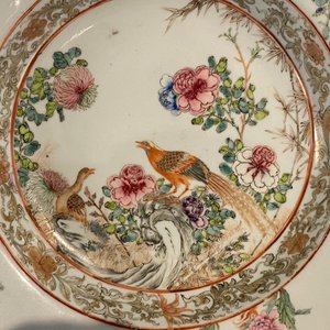Une paire d'assiettes profondes en porcelaine de Chine famille rose, Yongzheng — photo 9