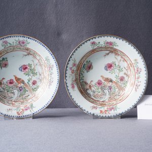 Une paire d'assiettes profondes en porcelaine de Chine famille rose, Yongzheng — photo 10