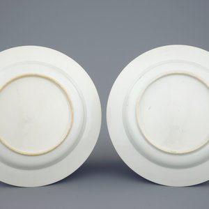 Une paire d'assiettes raffinées en porcelaine de Chine famille rose, Yongzheng, 1723-1735 — photo 2
