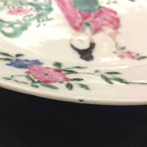 Une paire d'assiettes raffinées en porcelaine de Chine famille rose, Yongzheng, 1723-1735 — photo 3