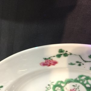 Une paire d'assiettes raffinées en porcelaine de Chine famille rose, Yongzheng, 1723-1735 — photo 6