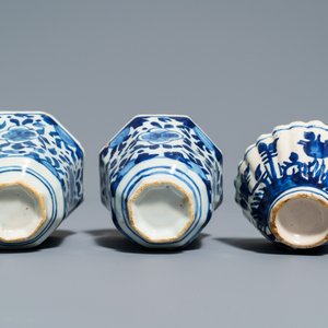 Une paire d'assiettes, trois tasses et une soucoupe en faïence de Delft bleu et blanc, 18ème — photo 6