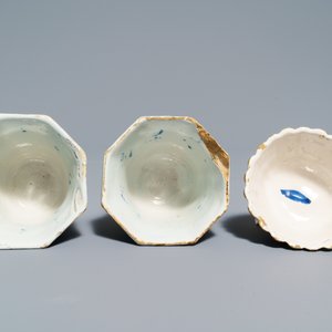 Une paire d'assiettes, trois tasses et une soucoupe en faïence de Delft bleu et blanc, 18ème — photo 7