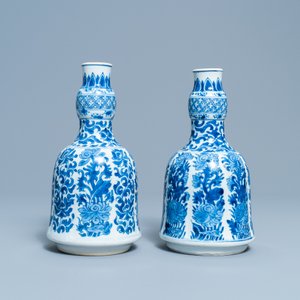 Une paire de bases de narguilé en porcelaine de Chine en bleu et blanc, Kangxi — photo 3