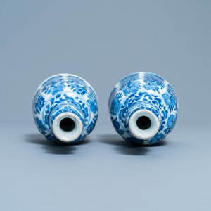Une paire de bases de narguilé en porcelaine de Chine en bleu et blanc, Kangxi — photo 5