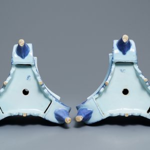 Une paire de bases de pique-cierges en faïence de Delft en bleu et blanc, 17ème — photo 6