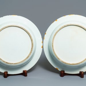 Une paire de bassins en porcelaine de Chine bleu et blanc à décor de figures dans un jardin, Yongzheng — photo 2