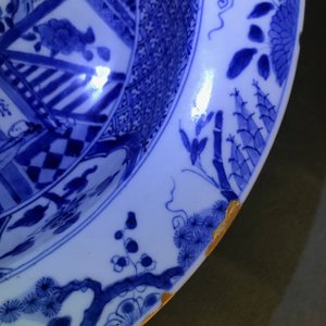 Une paire de bassins en porcelaine de Chine bleu et blanc à décor de figures dans un jardin, Yongzheng — photo 23
